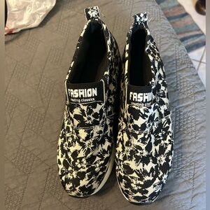 Woman platform tennis shoes size 6